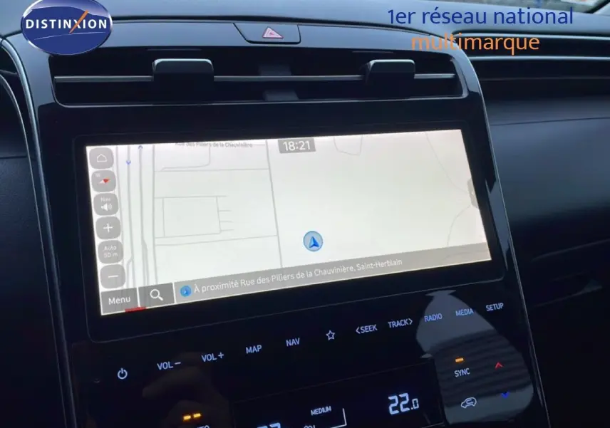 Vue rapprochée de l’écran tactile central du Hyundai Tucson 2023 en Dark Knight Metal, affichant la navigation GPS.
