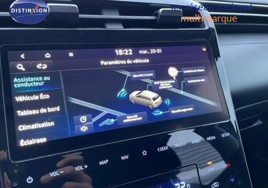 Vue rapprochée de l’écran tactile intérieur du Hyundai Tucson 2023 affichant les paramètres d’assistance au conducteur.