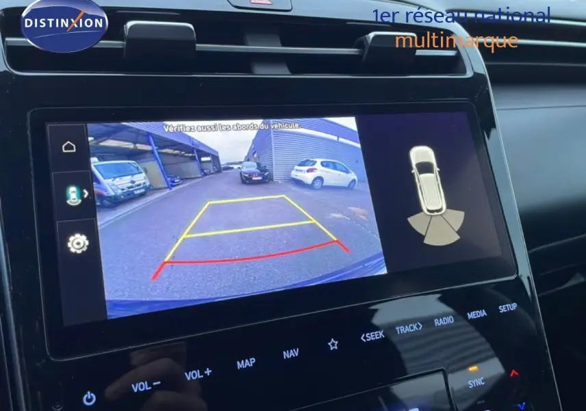 Écran tactile intérieur montrant la caméra de recul du Hyundai Tucson 2023 couleur Dark Knight Metal.