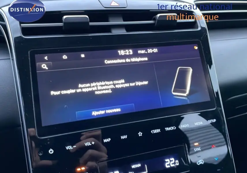 Vue rapprochée de l’écran tactile central du Hyundai Tucson 2023 en Dark Knight Metal, affichant la connexion Bluetooth.