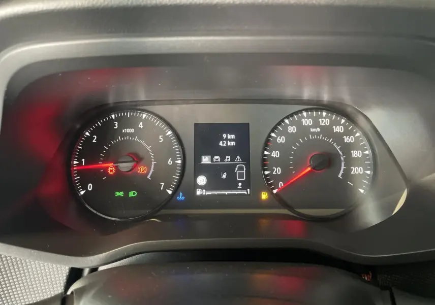 Vue rapprochée du tableau de bord du Renault Trafic Fourgon gris, affichant compte-tours, vitesse et écran central numérique.