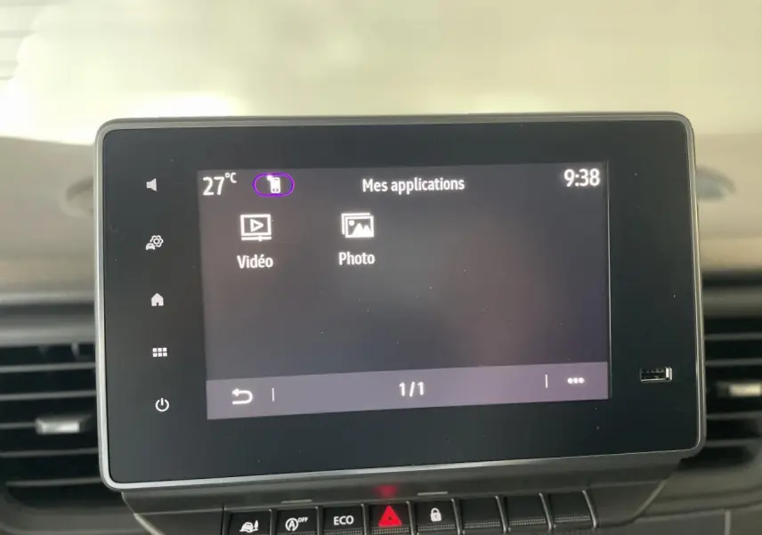 Écran tactile Easy Link 8 pouces affichant les applications vidéo et photo dans l'habitacle du Renault Trafic Fourgon gris Comète.