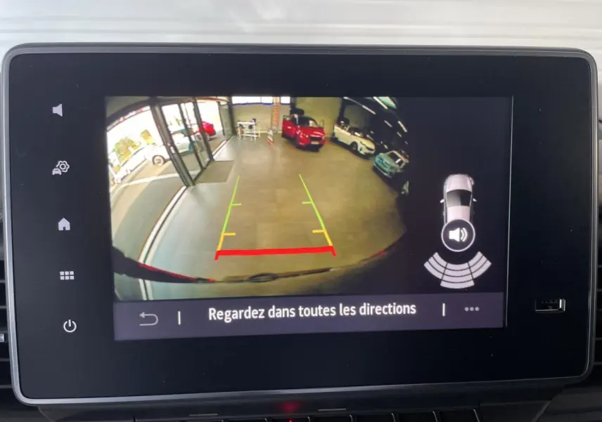 Écran multimédia montrant la caméra de recul du Renault Trafic Fourgon gris Comète, vue arrière en intérieur.