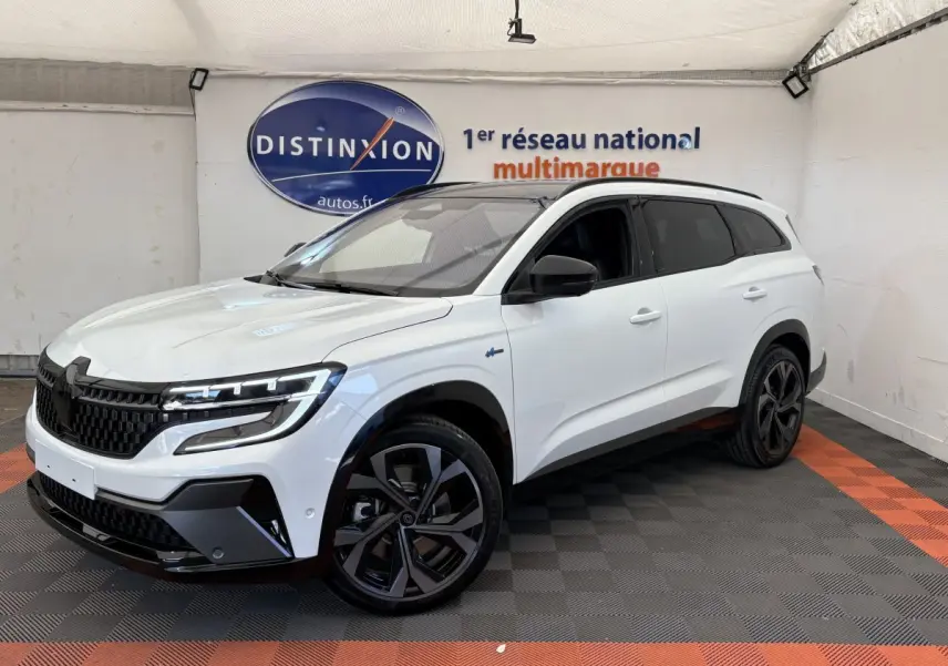 Renault Espace esprit Alpine blanc vu en 3/4 avant droit, avec jantes noires et toit panoramique.