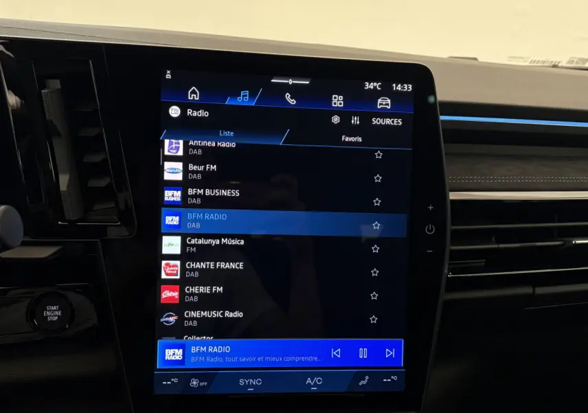 Vue intérieure centrée sur l’écran tactile multimédia du tableau de bord du Renault Espace blanc 2025 esprit Alpine.