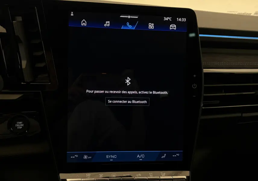 Écran tactile central du tableau de bord du Renault Espace blanc, affichant la connexion Bluetooth, vue intérieure.