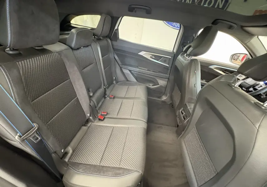 Vue intérieure côté droit des sièges arrière en tissu noir avec surpiqûres bleues du Renault Espace esprit Alpine 2025.