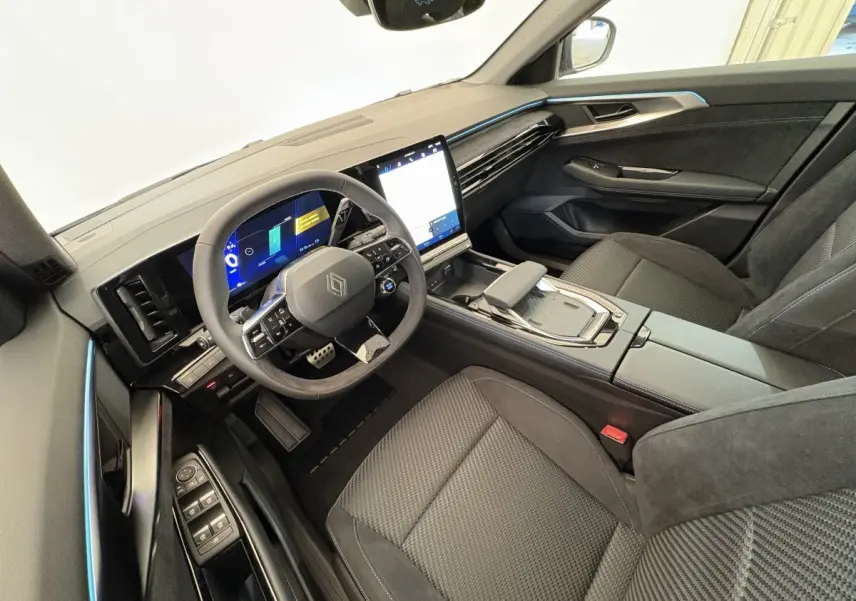 Intérieur noir du Renault Espace 2025 esprit Alpine, vue côté conducteur avec tableau de bord digital et écran tactile vertical.