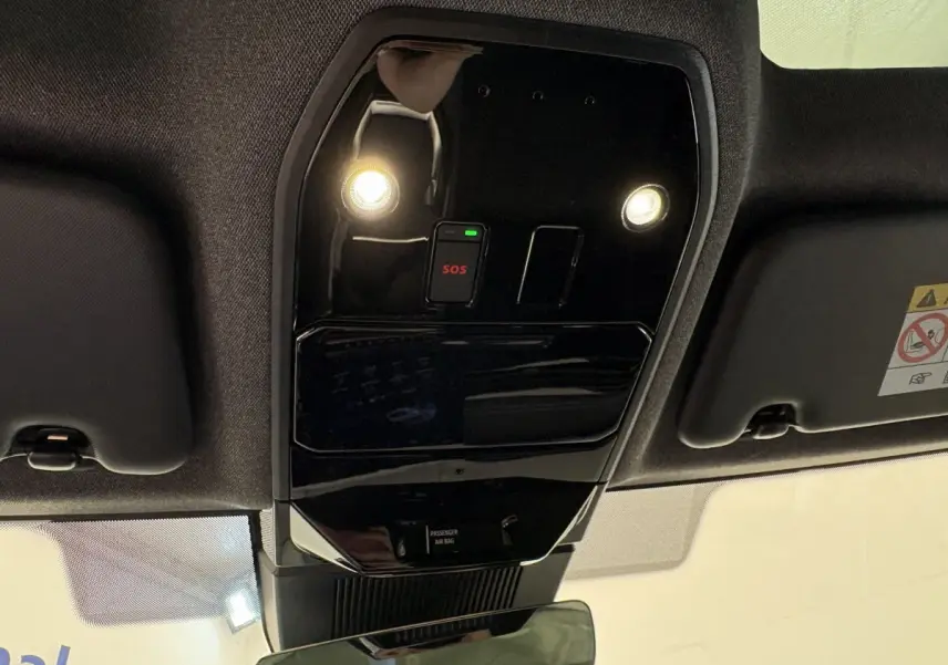 Plafonnier intérieur avec éclairage et bouton SOS du Renault Espace blanc, vue en contre-plongée vers l'avant.