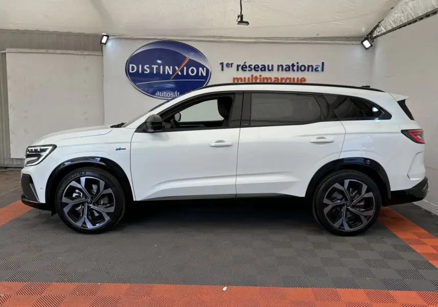 Renault Espace Esprit Alpine blanc vu de profil côté gauche, avec jantes noires et vitres teintées.