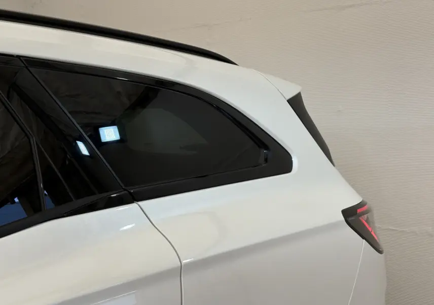 Vue latérale arrière droite du Renault Espace blanc 2025 avec vitres teintées et feux LED distinctifs.