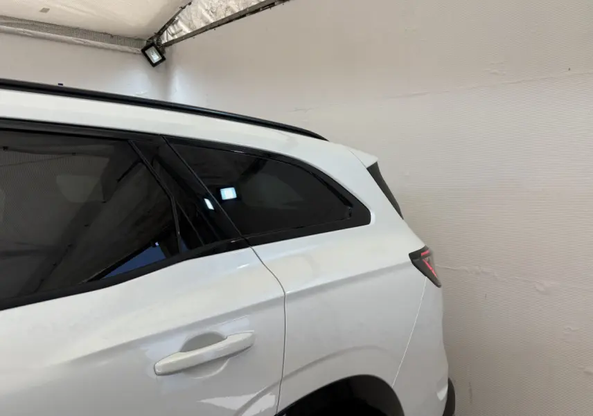 Vue côté droit arrière du Renault Espace blanc esprit Alpine avec vitres teintées et feux LED distinctifs.