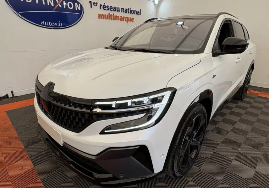 Renault Espace esprit Alpine blanc en 3/4 avant droit, avec calandre noire et jantes noires distinctives.