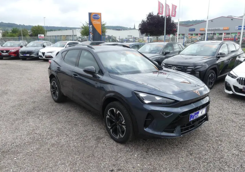 Vue 3/4 avant gauche d'une CUPRA Formentor gris magnétique avec jantes alliage et toit ouvrant panoramique visible.