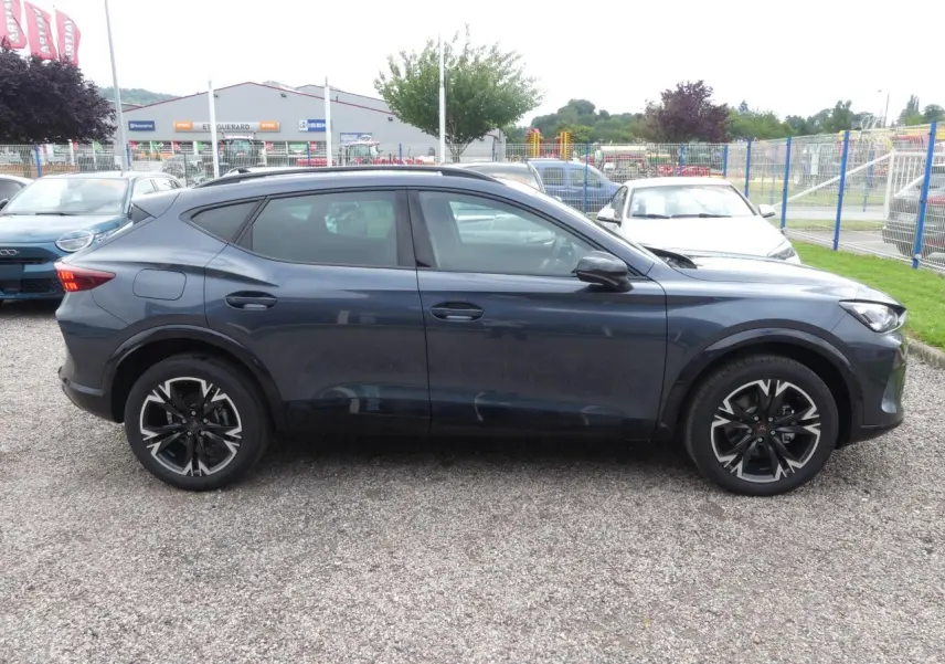 Vue de profil côté gauche d'un CUPRA Formentor gris magnétique avec jantes alliage noires et toit panoramique.