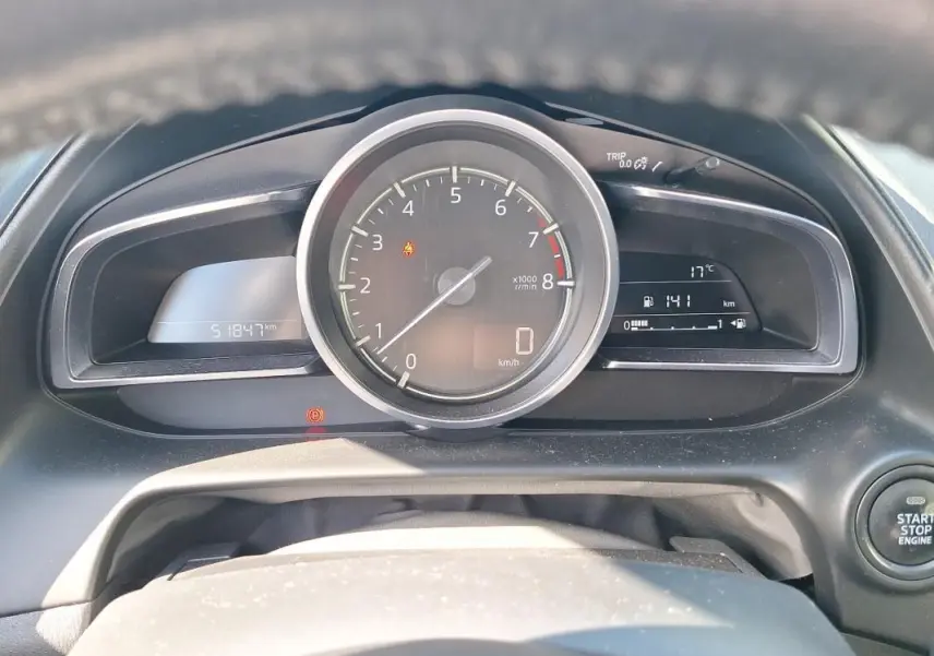 Vue rapprochée du tableau de bord du Mazda CX-3 2021, affichant le compte-tours central et les écrans numériques.