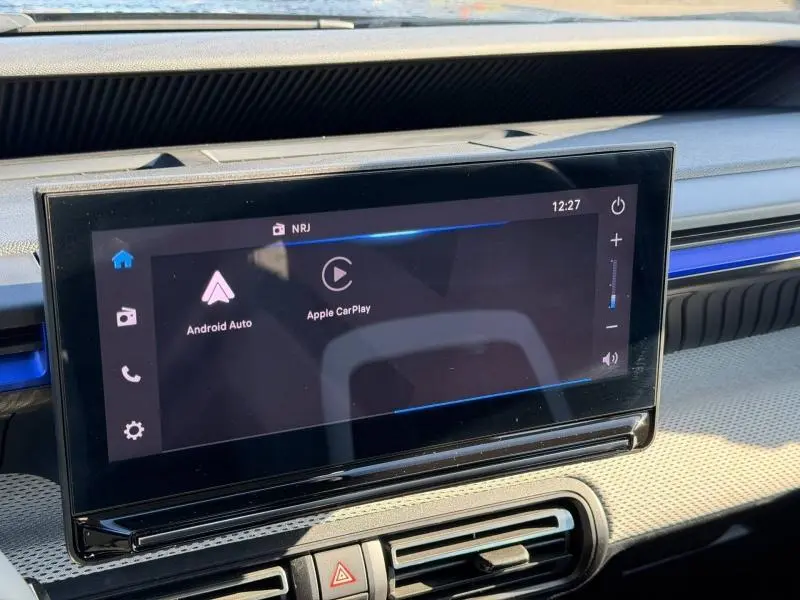 Écran tactile central de la Citroën C3 2025 en Noir Perla Nera, affichant les options Android Auto et Apple CarPlay.