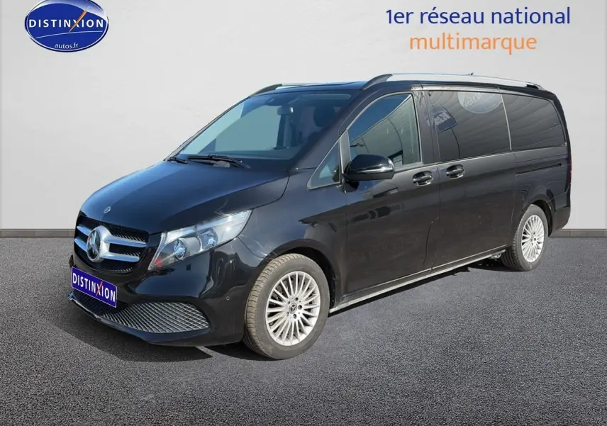 Vue 3/4 avant droite d’un Mercedes Classe V 220 d long style noir avec porte latérale coulissante gauche.