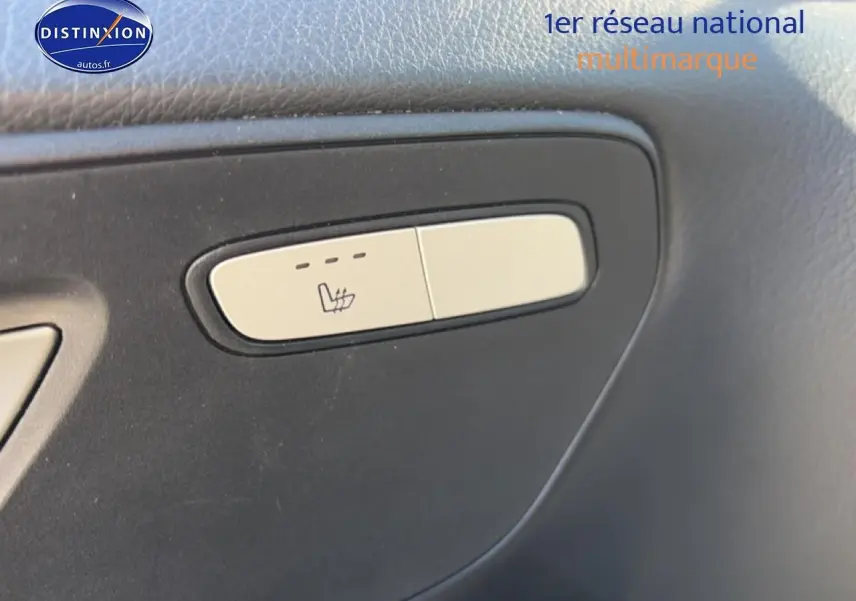 Détail du bouton de siège chauffant sur la porte intérieure d’un Mercedes Classe V noir 220 d long style 2021.
