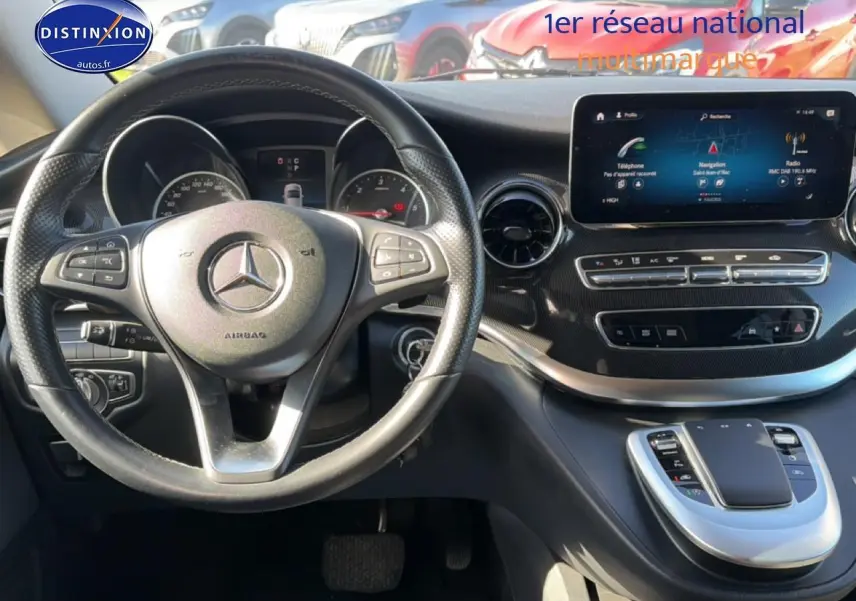 Vue intérieure centrée sur le volant Mercedes Classe V 220 d 2021 avec écran tactile et commandes au volant.