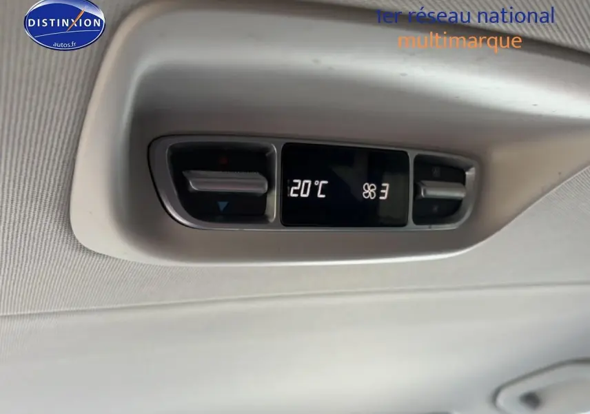 Commande de climatisation arrière avec affichage digital à 20°C dans un Mercedes Classe V noir 220 d long style.