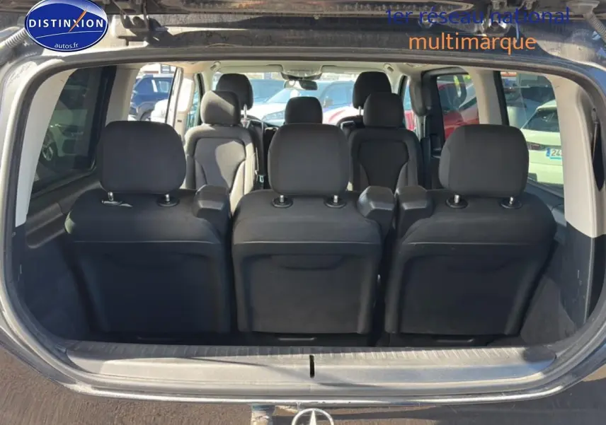 Vue arrière ouverte du Mercedes Classe V noir montrant les sièges en tissu et la configuration intérieure spacieuse.