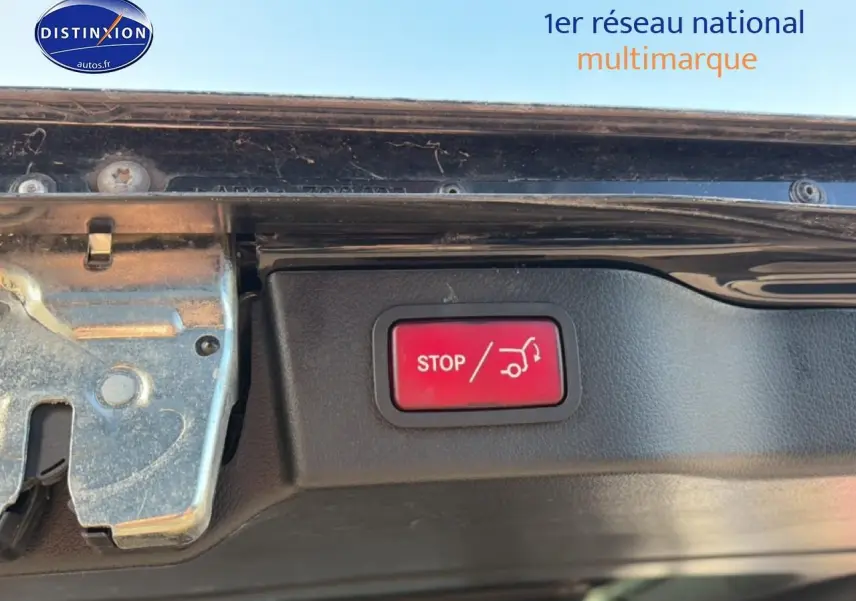 Gros plan sur le bouton rouge stop du hayon électrique du Mercedes Classe V noir, vue intérieure du coffre ouvert.