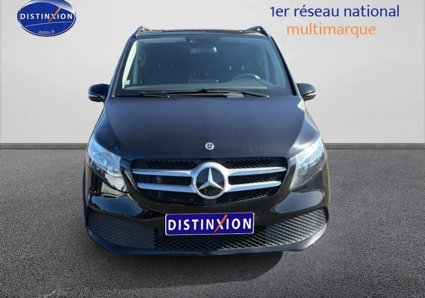 Vue frontale d'un Mercedes Classe V 220 d long noir avec calandre chromée et logo étoile bien visible.