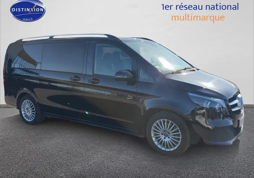 Vue 3/4 avant droite d’un Mercedes Classe V noir avec porte latérale coulissante et jantes alliage.