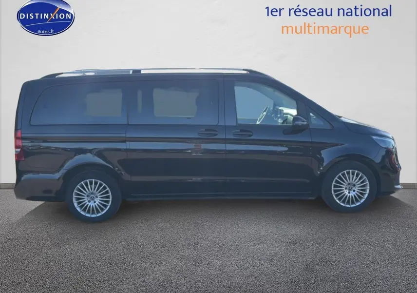 Profil droit d’un Mercedes Classe V noir 220 d long style 9g-tronic avec porte latérale coulissante et jantes alliage.