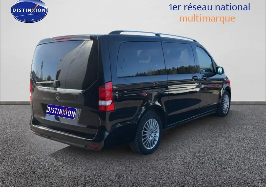Vue 3/4 arrière droite d’un Mercedes Classe V 220 d long noir avec porte latérale coulissante et vitres teintées.