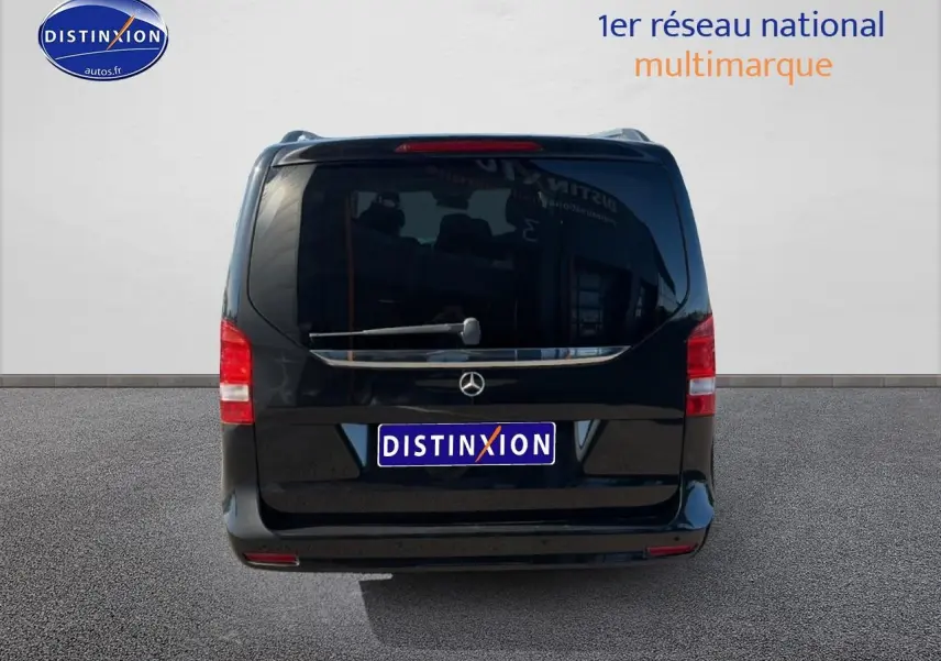 Vue arrière d’un Mercedes Classe V 220 d long noir avec hayon et feux arrière rouges visibles.