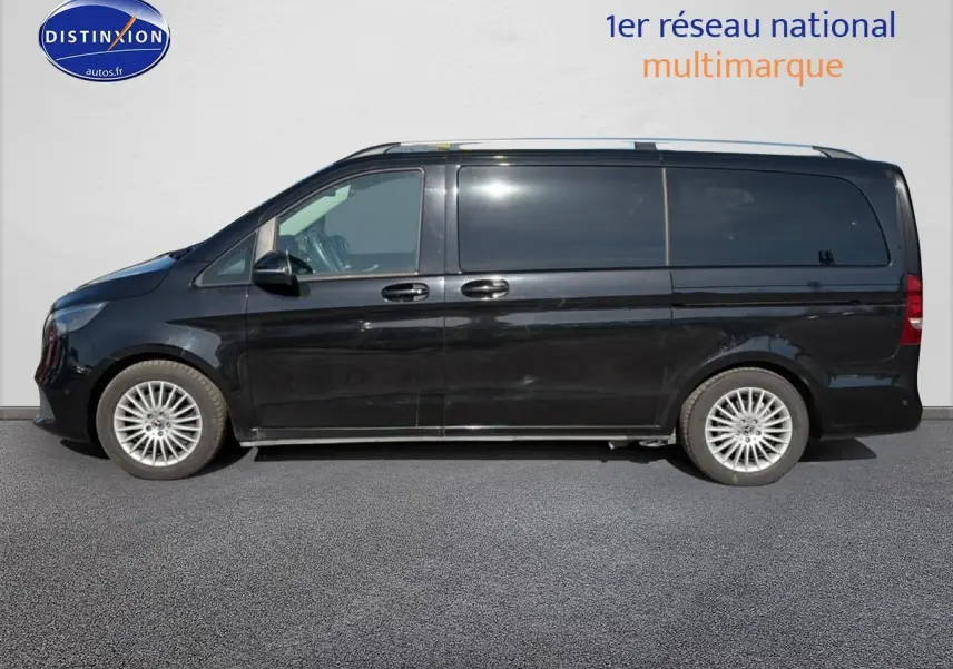 Profil côté gauche d’un Mercedes Classe V noir avec porte latérale coulissante et jantes alliage.