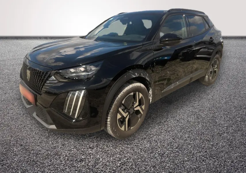 Peugeot 2008 Hybrid 145 e-DCS6 GT noire vue en 3/4 avant droit, avec feux LED et jantes distinctives.