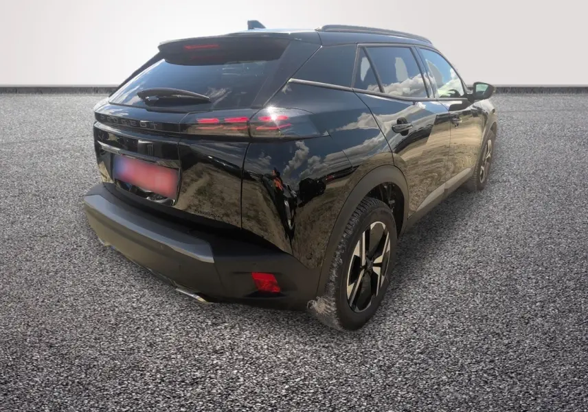 Peugeot 2008 Hybrid 145 GT noir vue 3/4 arrière droit, feux LED et jantes alliage distinctives visibles.
