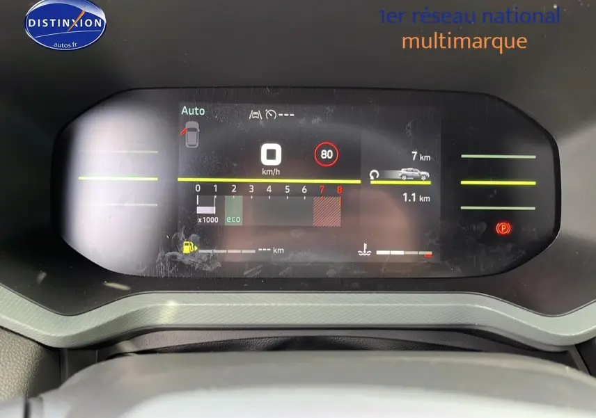 Tableau de bord numérique du Dacia Duster 2025 affichant la vitesse à 0 km/h et l'alerte de limitation à 80 km/h