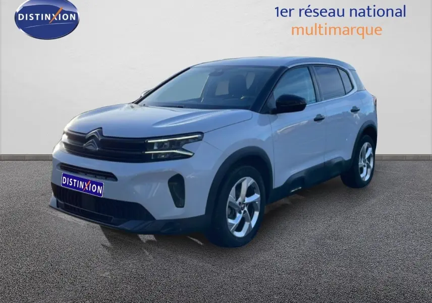 Vue 3/4 avant droite du Citroën C5 Aircross blanc Okenite métallisé avec jantes alliage et détails noirs contrastants.
