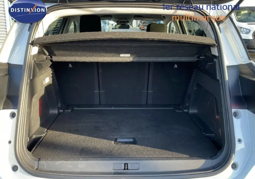 Coffre ouvert vu de l'arrière d'un Citroën C5 Aircross blanc Okenite Metal, montrant l'espace de chargement vide.