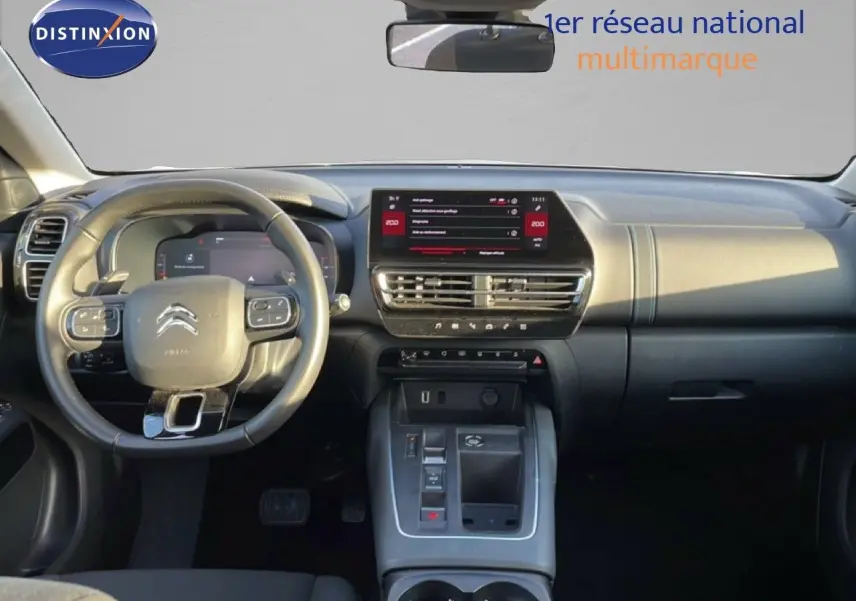 Vue intérieure frontale du tableau de bord et volant noir du Citroën C5 Aircross 2025 avec écran tactile central et console moderne.