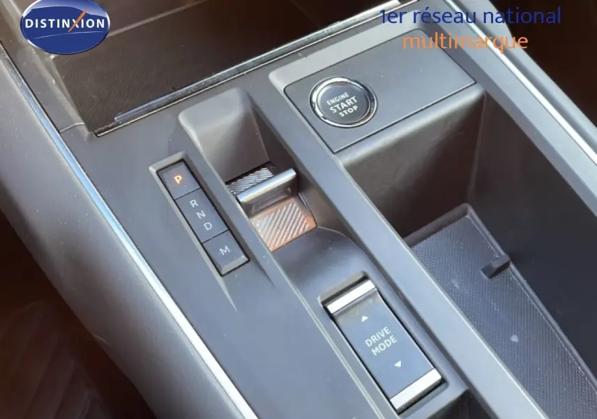 Gros plan sur la console centrale du Citroën C5 Aircross blanc, montrant la commande de boîte auto et le bouton start/stop.