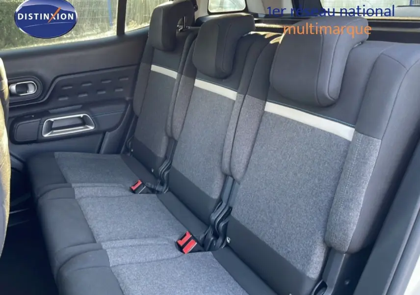 Vue intérieure de la banquette arrière grise et noire du Citroën C5 Aircross 2025, côté droit, avec appuie-têtes réglables.