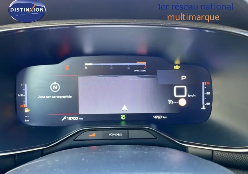 Tableau de bord numérique du Citroën C5 Aircross 2025, affichage digital clair avec informations de conduite.