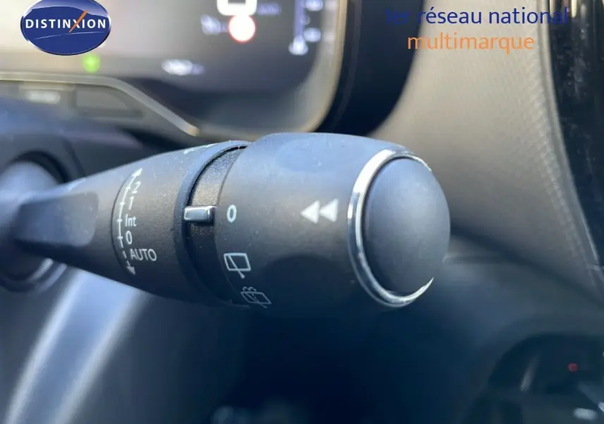 Gros plan sur la commande d’essuie-glace côté gauche dans l’habitacle du Citroën C5 Aircross blanc Okenite 2025.