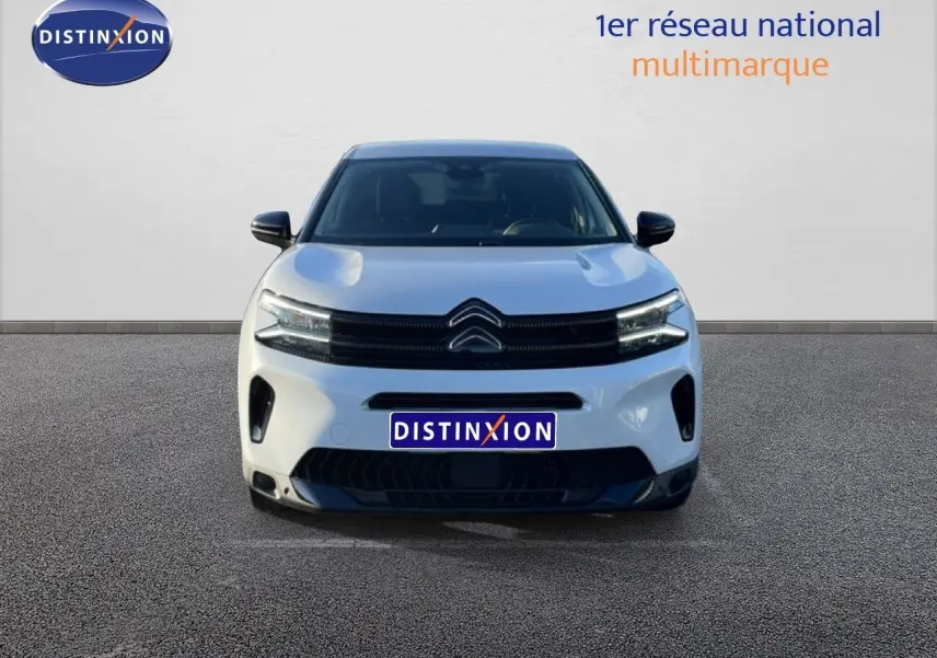 Vue frontale d'un Citroën C5 Aircross blanc Okenite Metal avec calandre noire et phares LED distinctifs.