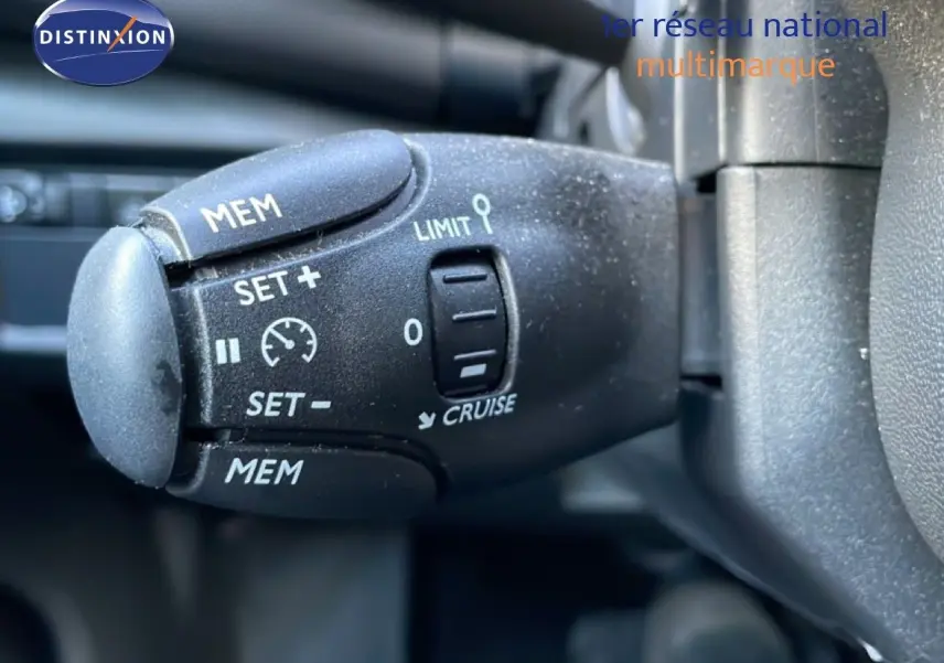 Gros plan sur la commande de régulateur de vitesse du Citroën C5 Aircross 2025 blanc Okenite Metal.