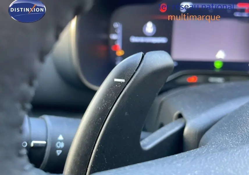 Gros plan sur la palette de changement de vitesse côté droit du volant dans l’habitacle du Citroën C5 Aircross blanc.