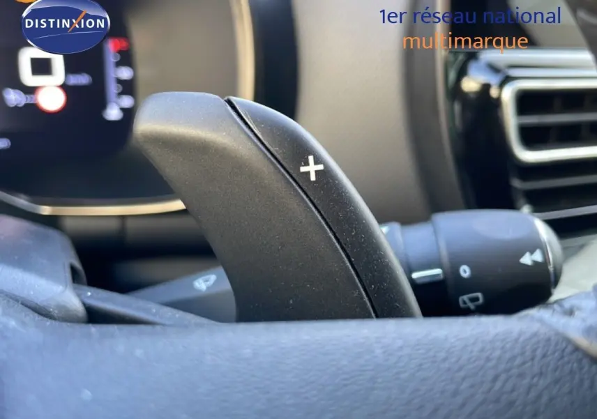 Gros plan sur la palette de changement de vitesse droite dans l'habitacle du Citroën C5 Aircross blanc Okenite 2025.