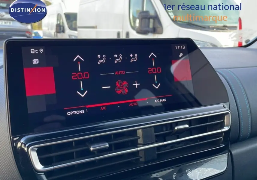 Écran tactile de la climatisation affichant 20°C dans l’habitacle d’un Citroën C5 Aircross blanc, vue intérieure avant.