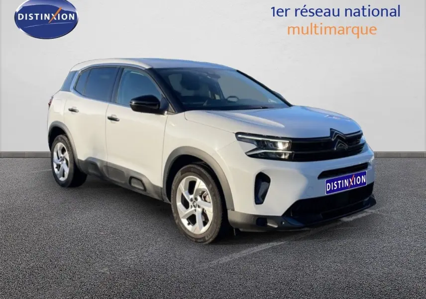 SUV Citroën C5 Aircross blanc Okenite métal vu en 3/4 avant droit avec détails noirs contrastants.