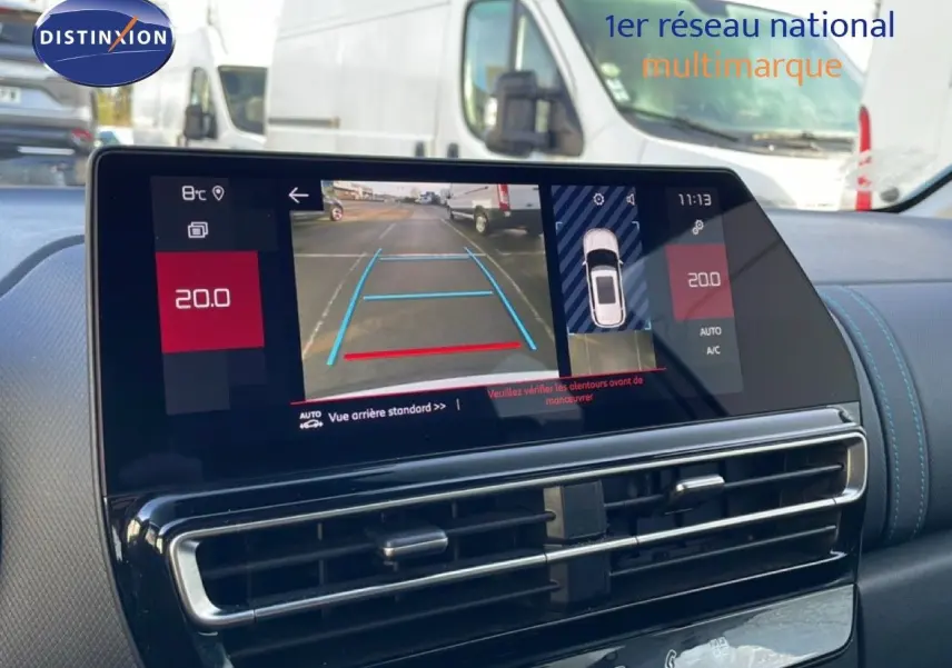 Écran tactile intérieur du Citroën C5 Aircross blanc, affichant la caméra de recul et la température à 20°C.